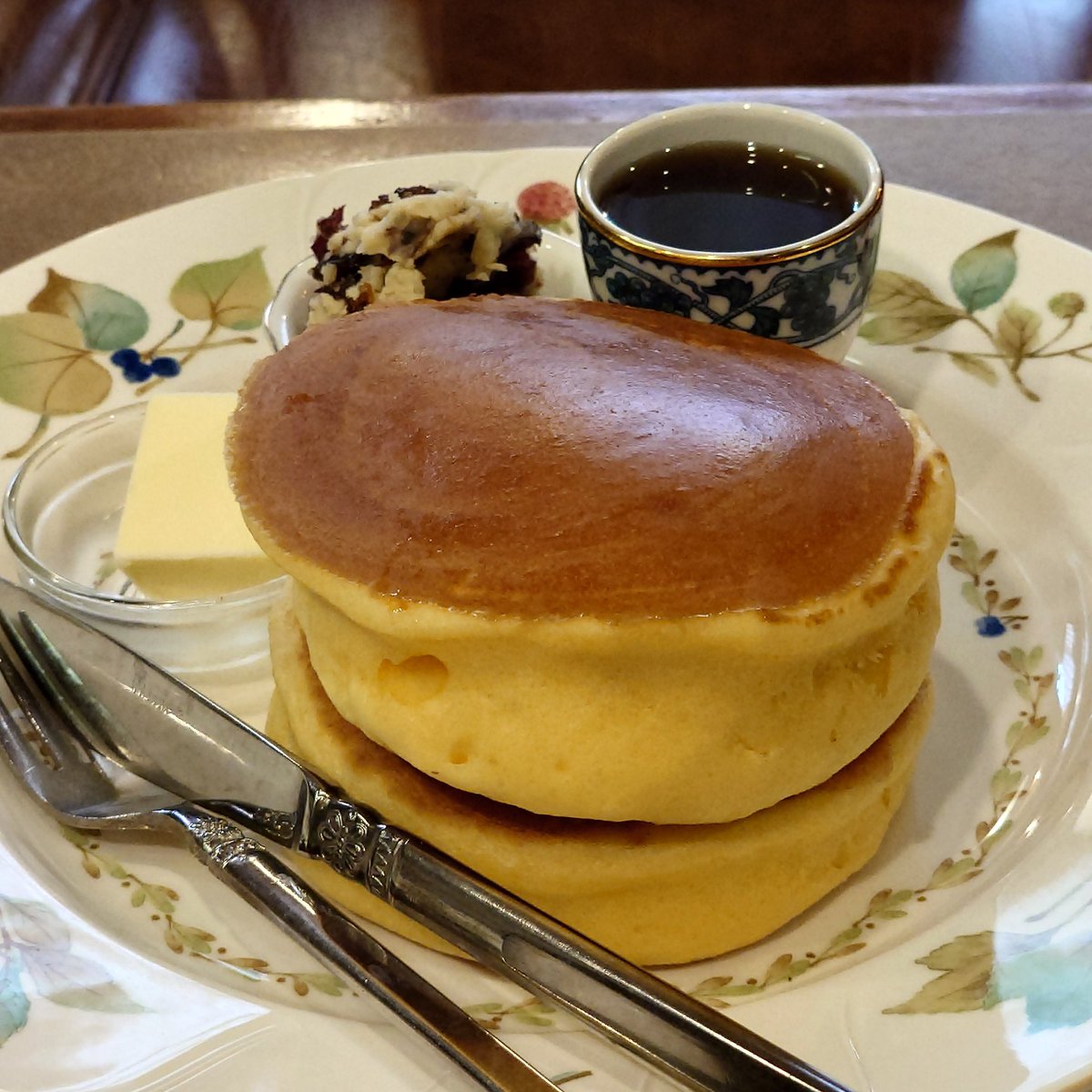 junkissa_mitos's tweet image. 【今日の純喫茶☕01974:ブラウン喫茶デルコッファー(本所吾妻橋、2025年10月21日)】
スカイツリー近くの名純喫茶。
店名はドイツ語でトランクの意味。
名物のホットケーキとグアテマラ珈琲を美味しく頂きました。
#JapaneseCafe
#ブラウン喫茶デルコッファー