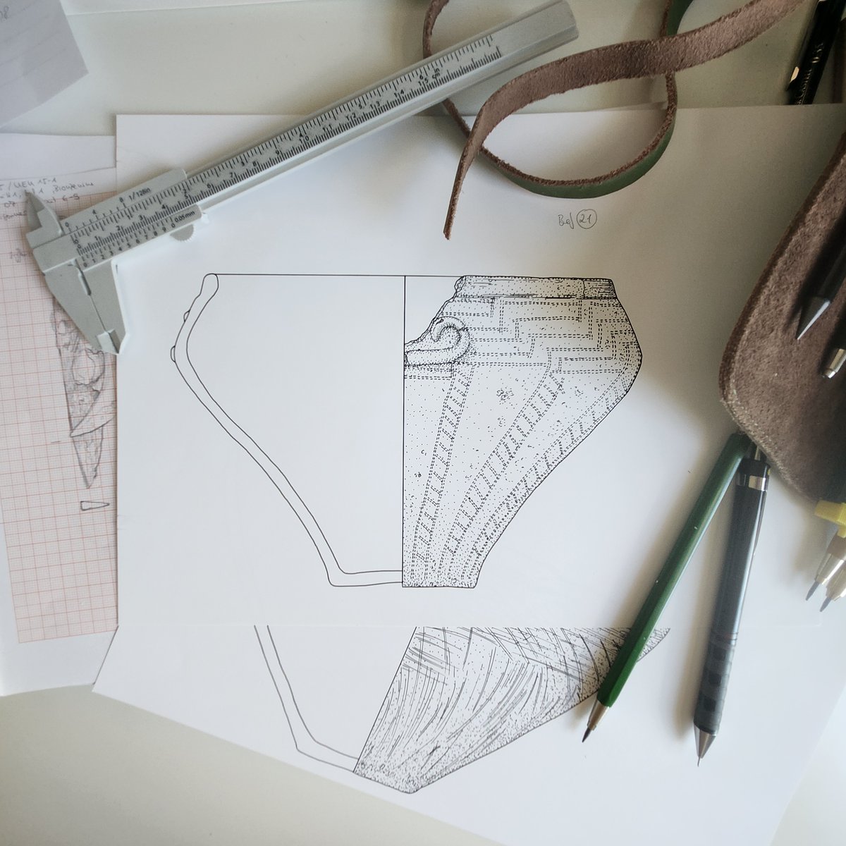 With this type of decoration, using a so-called roller stamp, tiny clay rollers are rolled over the surface of an unfired vessel, imprinting the relief into the still soft clay and forming a pattern.#archaeology #DidYouKnow #archaeologists #archaeologylovers #potterylove #urne