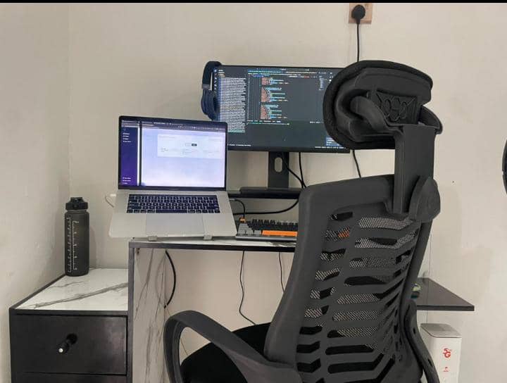 Mrhii_offical's tweet image. Imagine GitHub Copilot&apos;s v2 ethical code gen with Nigerian dialect prompts?
I have Sha been testing it for Pidgin docs; it&apos;s hilarious but definitely comes handy. 

 #Copilot2 #ToolTues