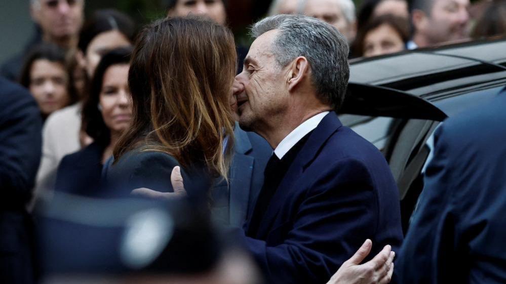 Kaddafi’den aldığı 50 milyon Euro ile 2007 Cumhurbaşkanlığı seçim propagandasını yürüttüğü gerekçesi ile 5 yıl hapis cezasına çarptırılan eski Fransa Cumhurbaşkanı Sarkozy,bu gün cezaevine girdi