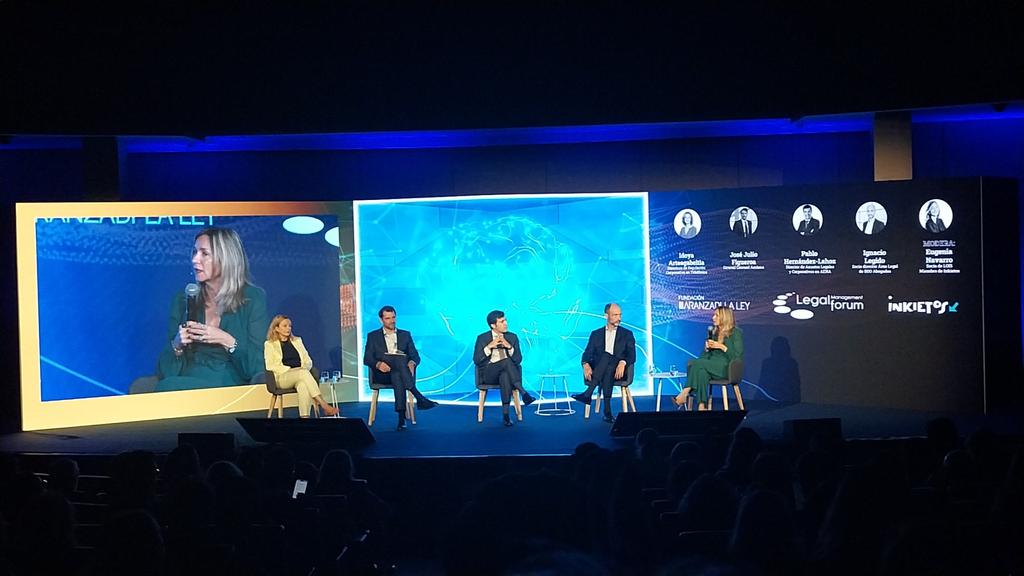 CBarelles's tweet photo. Cómo la IA transforma la relación entre abogados internos y externos en #LegalForum25. Interesante aportación de Idoya Arteagabetia, de @Telefonica sobre las oportunidades de crear entornos colaborativos de trabajo. @aranzadilaley @Inkieto5 https://t.co/DMyFKzlOtC