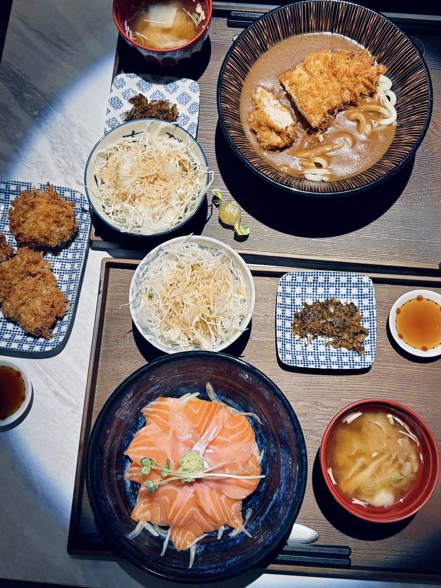성신여대입구 인다루연어(구. 보편적연어)
숙성연어뱃살덮밥 세트, 치킨카츠-보연커리 우동정식

두 명이서 오면 한 명은 치킨카츠+치즈감자고로케 나오는 세트를 시키고 한 명은 정식 시켜서 나눠먹는 걸 추천. 치킨 카츠+카레 우동 조합도 짱 맛있음➰