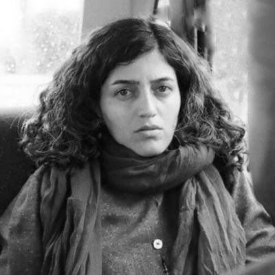 #رادیو_مرز نه فقط یکی از بهترین و موثرترین پادکست‌های فارسی که از شریف‌ترین مصادیقِ کنش‌گری خشونت‌پرهیز بوده و هست. بی‌ادعا، صریح و مستمر، آگاهی ساخت و از «مرز»ها کاست.

#مرضیه_رسولی سال‌هاست صدای افراد در حاشیه و تحتِ ستمه. در برابر رنجی که به‌او تحمیل شده ساکت نباشیم.