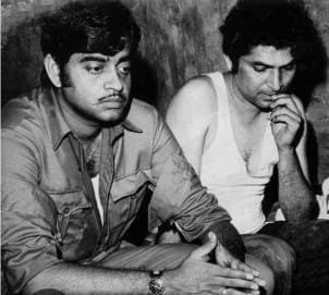 ShatruganSinha's tweet image. Heartfelt condolences for our very dear friend, from FTII, co star of many films including 'Mere Apne' veteran #Asarani. He leaves behind a legacy of laughter & his iconic performance in an immortal role of 'angrezon ke zamane ke jailer' from the most talked about film 'Sholay'…