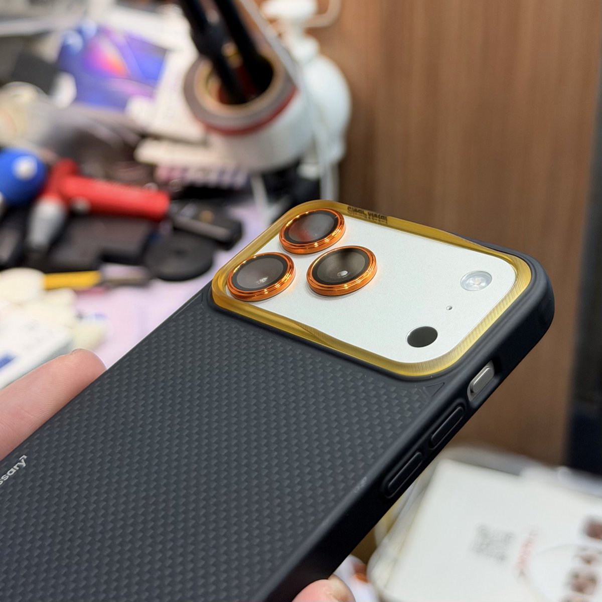 iPhone 17 Pro Max สี Silver ติดกันเลนส์กล้อง iMos สีส้ม MetalGlaze™ ก็สวยน้า 

เคส New Cloth Hybrid iPhone 17 Pro Max น้ำหนักเบา 
iPhone 17 Pro: 21g ±1 / 17 Pro Max: 25g ±1 วัสดุเกรด การบินครับ