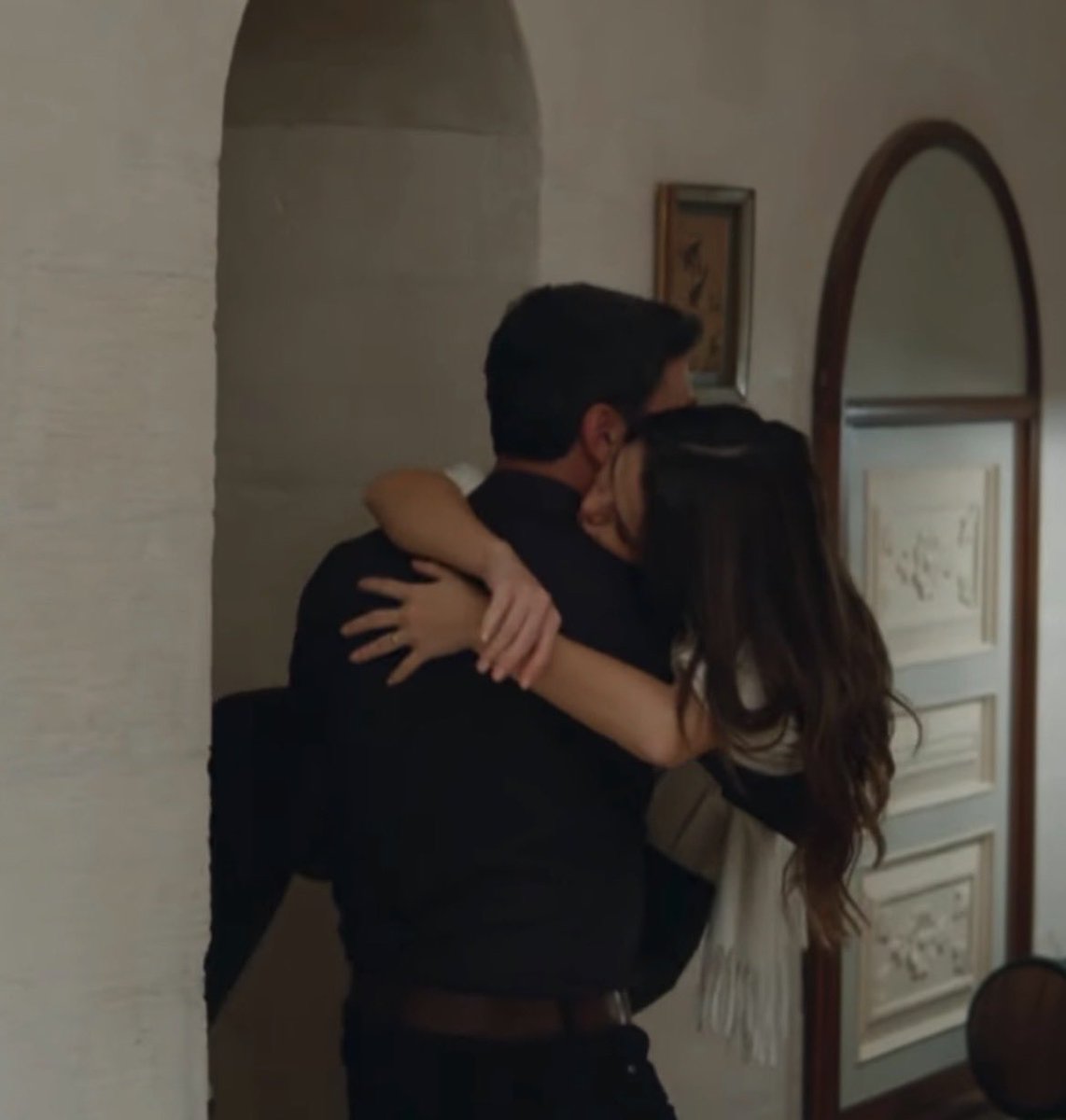 cihan’ın tekte sardığı beline karşılık alyoşumun iki koluyla birden o sırtı sarmaya çalışması yuh size be artık her hareketinize de düşmeyelim çıkın aklımızdannnnn