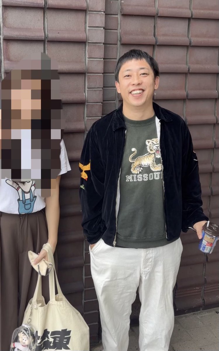 kmppppp0917's tweet photo. 地元の企業営業で森田さんと
夢のツーショット。
「ゴタガレTシャツ着ていただいてありがとうございます。」
タバコカートン差し入れしたら
「タバコ助かります」と
丁重な対応をしてくださりました。
一生大好きです。 https://t.co/ZaYM2kbVKo