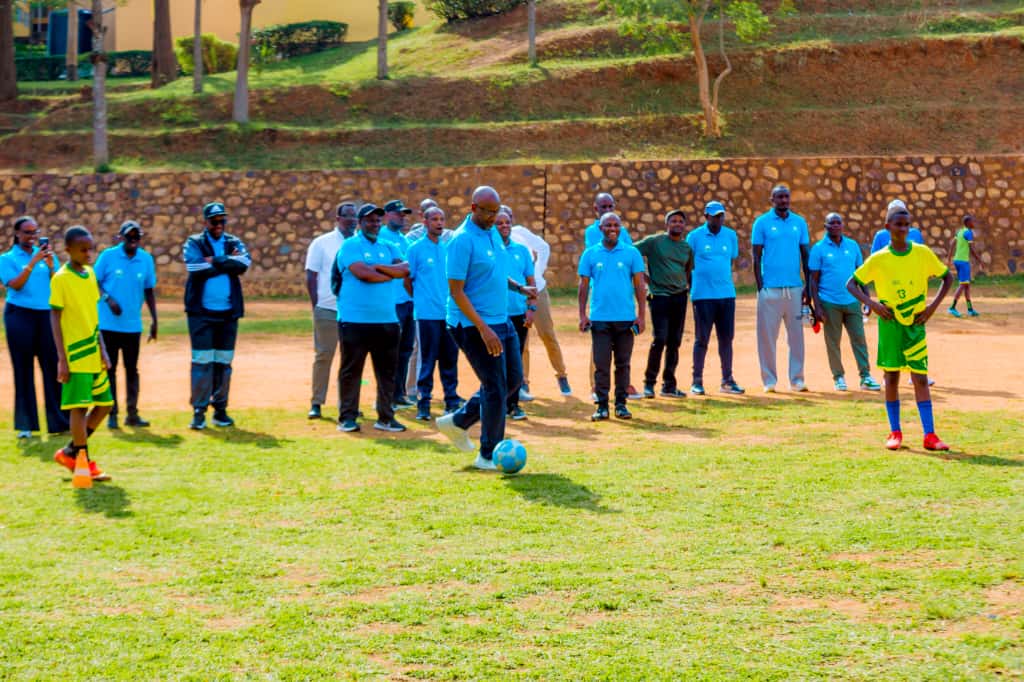 FAPA_Rwanda's tweet image. ⚽ legends are more than history-makers—they're pathway builders. Through the #FutureChampions program, we're returning to the roots of talent devt: schools. Our experience, mentorship &amp;amp; passion will guide the next generation of Rwanda’s stars. Legends in action—building Team🇷🇼!