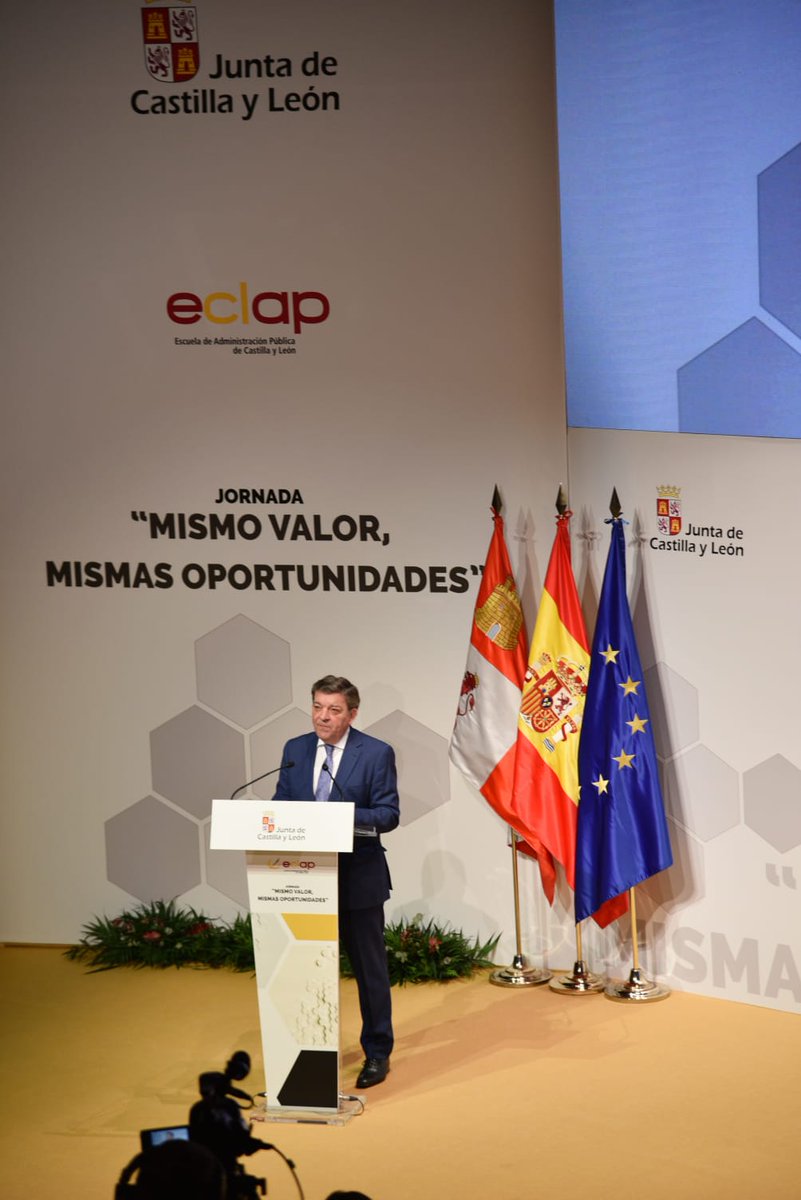 luismiggago's tweet photo. Tres de cada cuatro empleados públicos de @jcyl son mujeres. Todas ellas representan la fuerza, la constancia y la capacidad de construir con su trabajo una administración más justa e igualitaria. Seguimos promoviendo planes de igualdad y conciliación por una #CyL más inclusiva. https://t.co/N1FYO9Q89Y