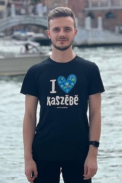 🚨Zaginął 23-letni Kamil Wenta z Gdańska. Policja prosi o pomoc.

Kamil Wenta zaginął w nocy z soboty na niedzielę (19 października). Ostatni raz był widziany około godziny 3:15, gdy wychodził od znajomych z mieszkania przy ulicy Pomorskiej w Gdańsku. Do swojego domu już nie