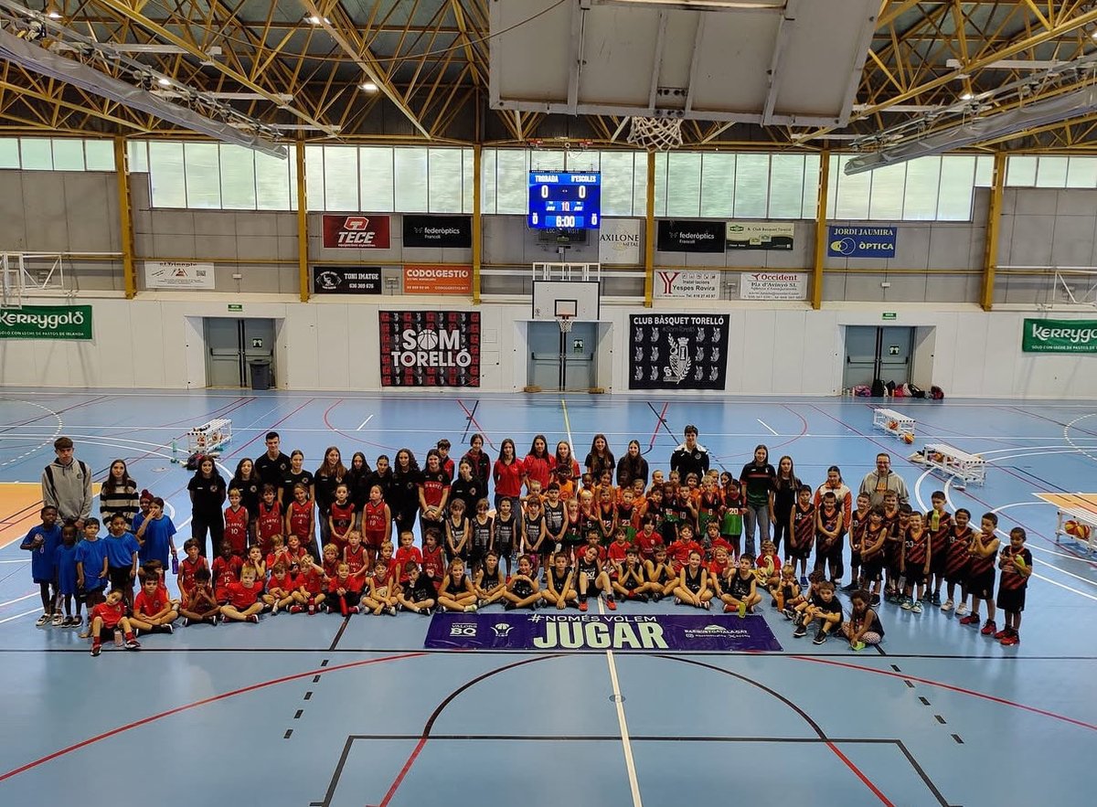CBTORELLO's tweet image. 🏀 Trobada d’Escoles de Bàsquet Catalunya Central

Diumenge 19 d’octubre vam viure una jornada plena d’il·lusió, esport i companyonia!

Vam aprofitar l’ocasió per retre homenatge a @isaborit , exjugador, exentrenador i expresident del nostre club-una figura clau del nostre club.