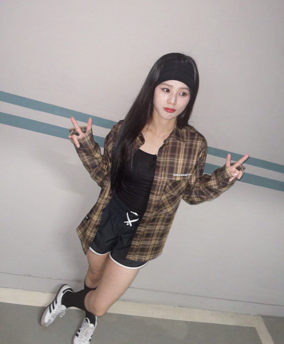 zhiting79238's tweet photo. 謝予容 台灣女團成員，不知道大家的感覺，但只要看這種服裝😋我下面就會超硬，第一張真像主人的指令拍照🤤而她很愛露腿長襪配鞋子，最愛這種穿搭🥵這雙腿真的榨乾我😈上半身隨著在演藝圈久，也變大了🥵 https://t.co/rRXMoe88po