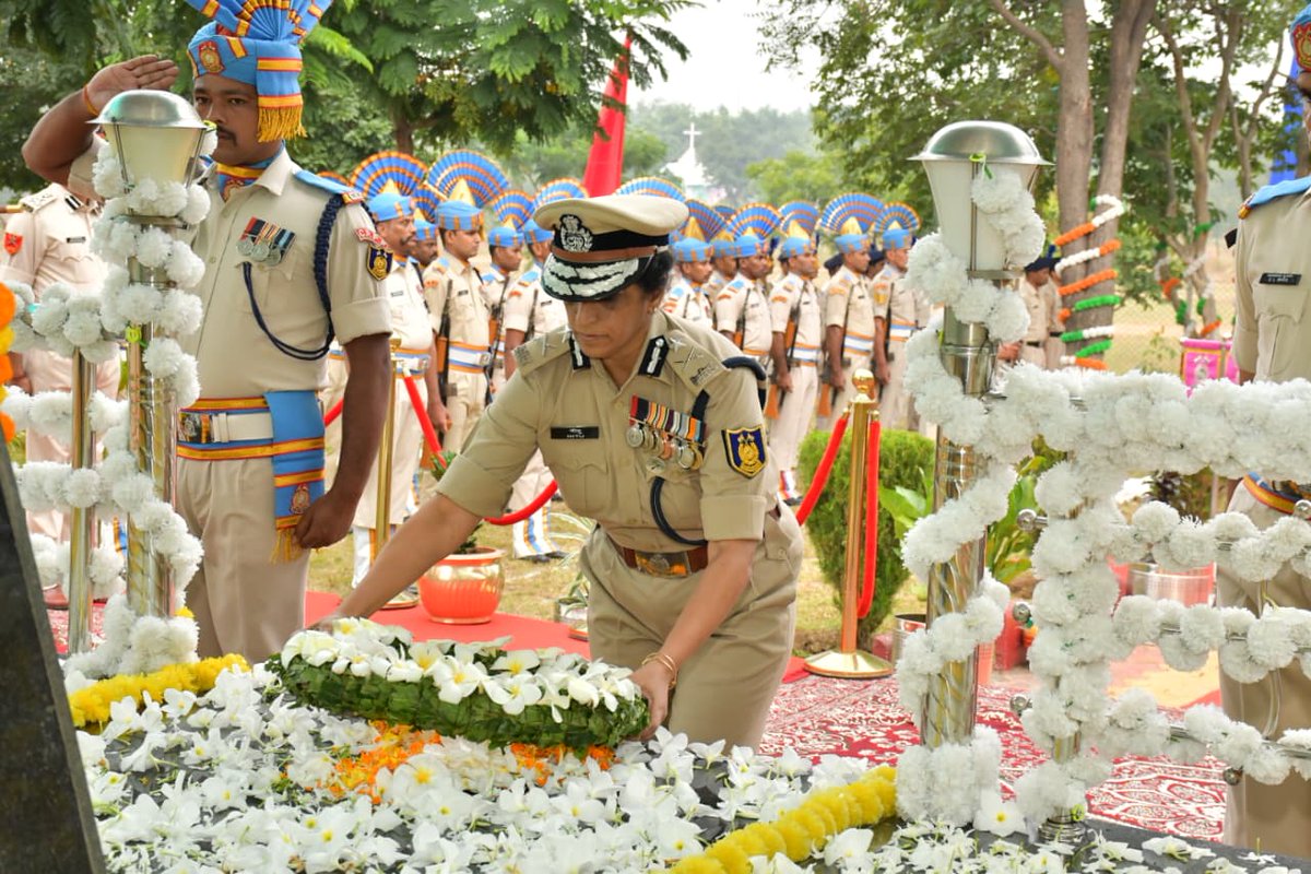 On #PoliceCommemorationDa2025,Smt.Nitu D Bhattacharya,IG,MP Sector,Sh. Avinash Sharan, DIG, GC BPL and others officers and jawans paid tribute to martyrs with a wreath-laying ceremony, remembering their courage and sacrifice. Their bravery will inspire generations to come. #CRPF