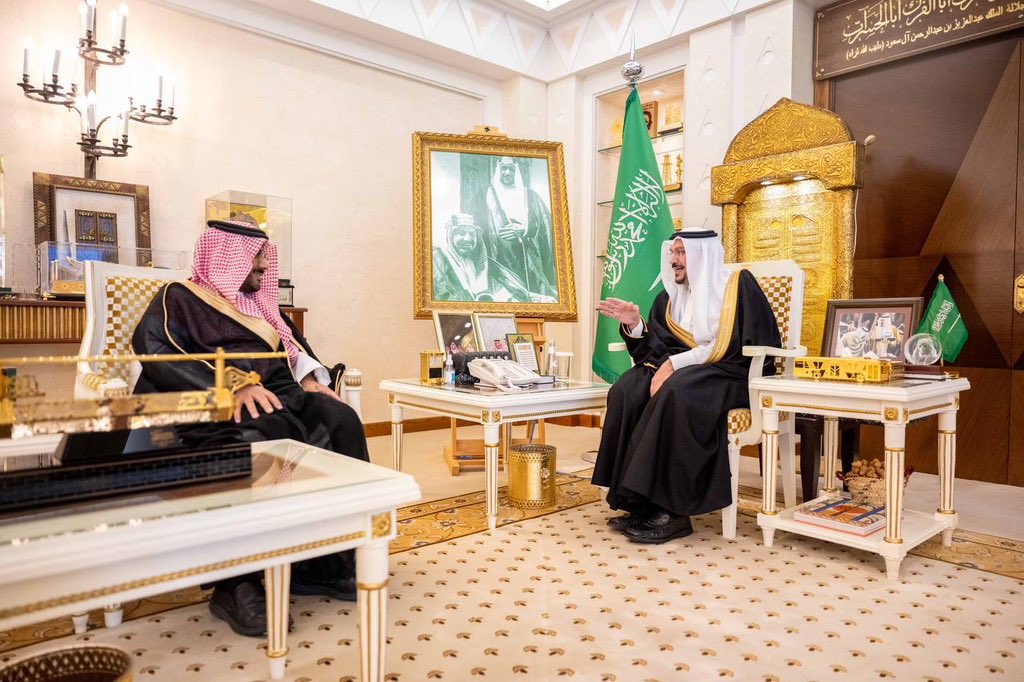 بارك سموه للدكتور الحربي هذا التميز، معربًا عن فخره واعتزازه بما حققه من منجزات مهنية مشرفة تعكس كفاءة أبناء الوطن وإبداعهم في خدمة القطاعات الصحية..

سمو #أمير_منطقة_القصيم يستقبل الرئيس التنفيذي للتجمع الصحي بالمنطقة الدكتور موسى الحربي بمناسبة اختياره ضمن قائمة فوربس لأقوى