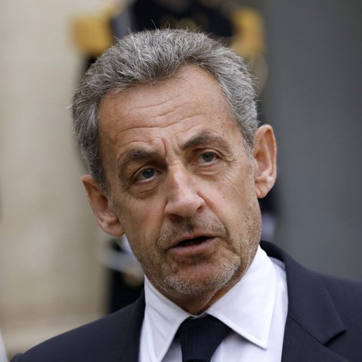 Avant le braquage du Louvre, il y a eu un autre grand braquage : celui de Nicolas Sarkozy.

Entre 2004 et 2009, il a jugé bon de vendre 589 tonnes d’or, qui valaient environ 8 milliards de $ en 2004, et 18 milliards en 2009.

Aujourd’hui, elles vaudraient 82 milliards de dollars.