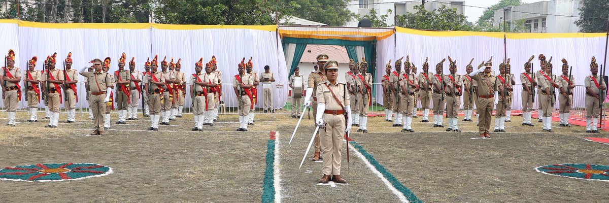 पुलिस स्मृति दिवस पर पुलिस लाइन नरसिंहपुर में मंगलवार को कलेक्टर श्रीमती रजनी सिंह और पुलिस अधीक्षक डॉ. ऋषिकेश मीणा ने शहीद स्मारक पर पुष्पचक्र अर्पित कर 191 शहीद पुलिसकर्मियों को श्रद्धांजलि दी।

RM: facebook.com/collectornarsi… 

#Narsinghpur