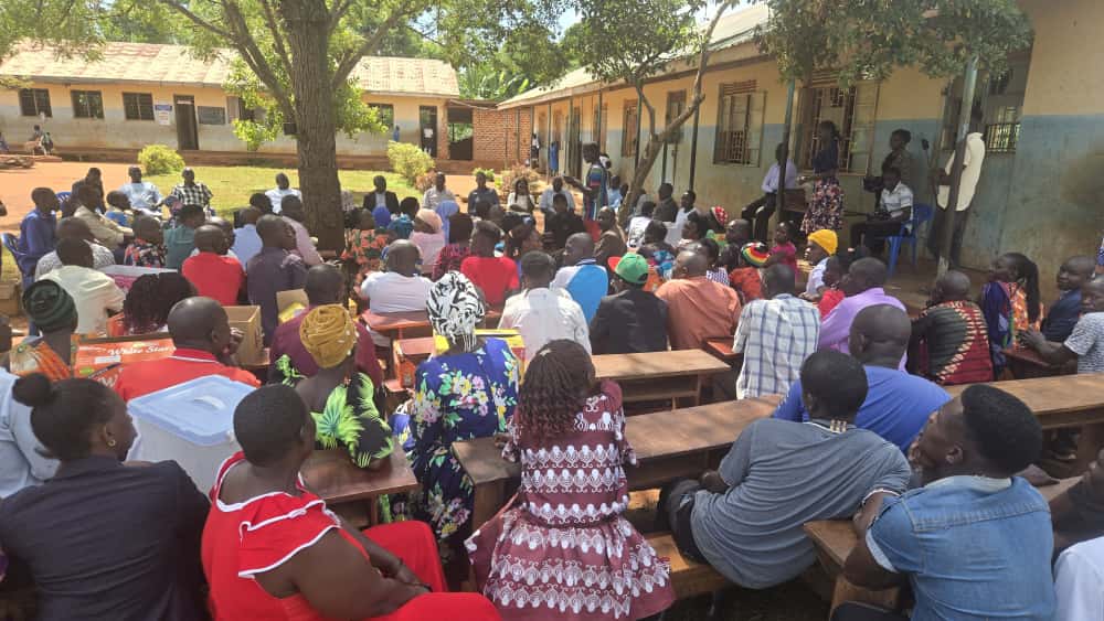 BusogaConsorti1's tweet photo. The Director General, @mulanthony, addressing Busana Village Agriculture Model (VAM) farmers as they receive hybrid chickens to boost household incomes and strengthen food security in Kamuli District.
#BusogaConsortium
 #Agriculture #Transformation https://t.co/IK2tlw8bwC