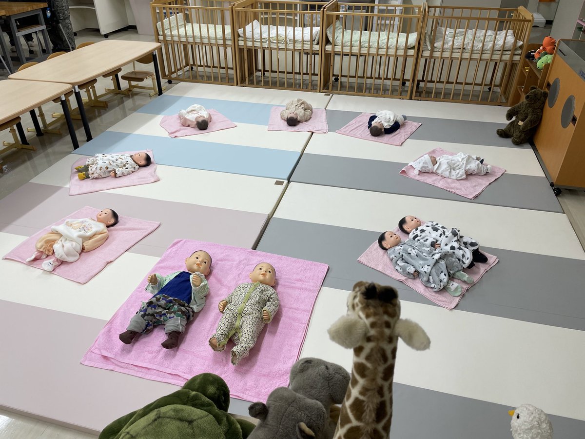 kodomo_teika's tweet image. 三宅ゼミのゼミ生たちが、乳児人形のお洋服を新しい冬物のお洋服に着替えさせてくれました⛄️

これで寒い冬も越せますね〜☃️

#帝京科学大学
#乳児保育
#子どもの保健