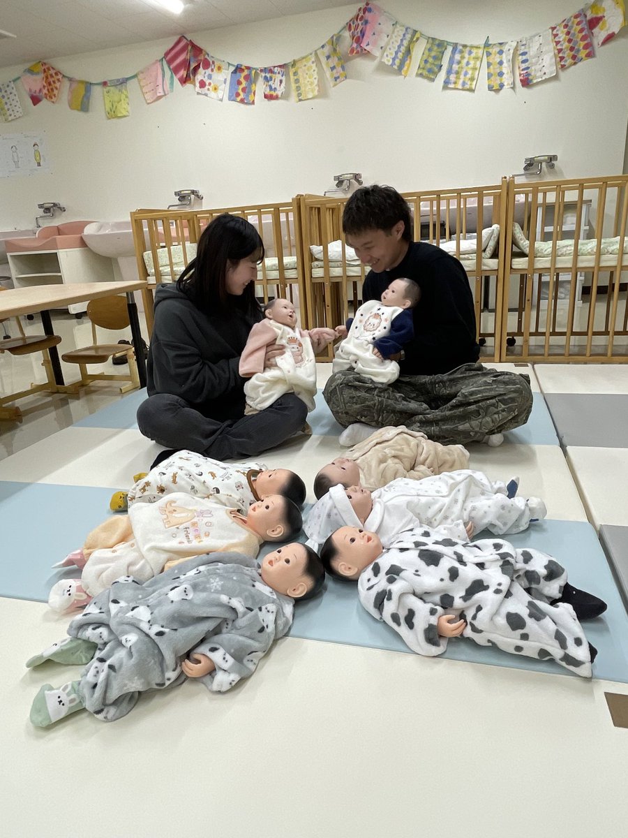 kodomo_teika's tweet image. 三宅ゼミのゼミ生たちが、乳児人形のお洋服を新しい冬物のお洋服に着替えさせてくれました⛄️

これで寒い冬も越せますね〜☃️

#帝京科学大学
#乳児保育
#子どもの保健