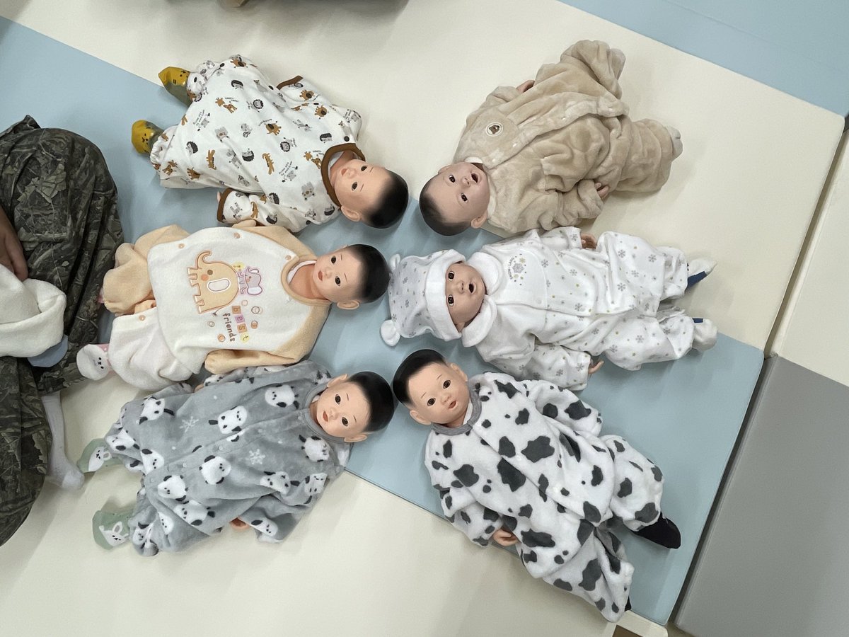 kodomo_teika's tweet image. 三宅ゼミのゼミ生たちが、乳児人形のお洋服を新しい冬物のお洋服に着替えさせてくれました⛄️

これで寒い冬も越せますね〜☃️

#帝京科学大学
#乳児保育
#子どもの保健
