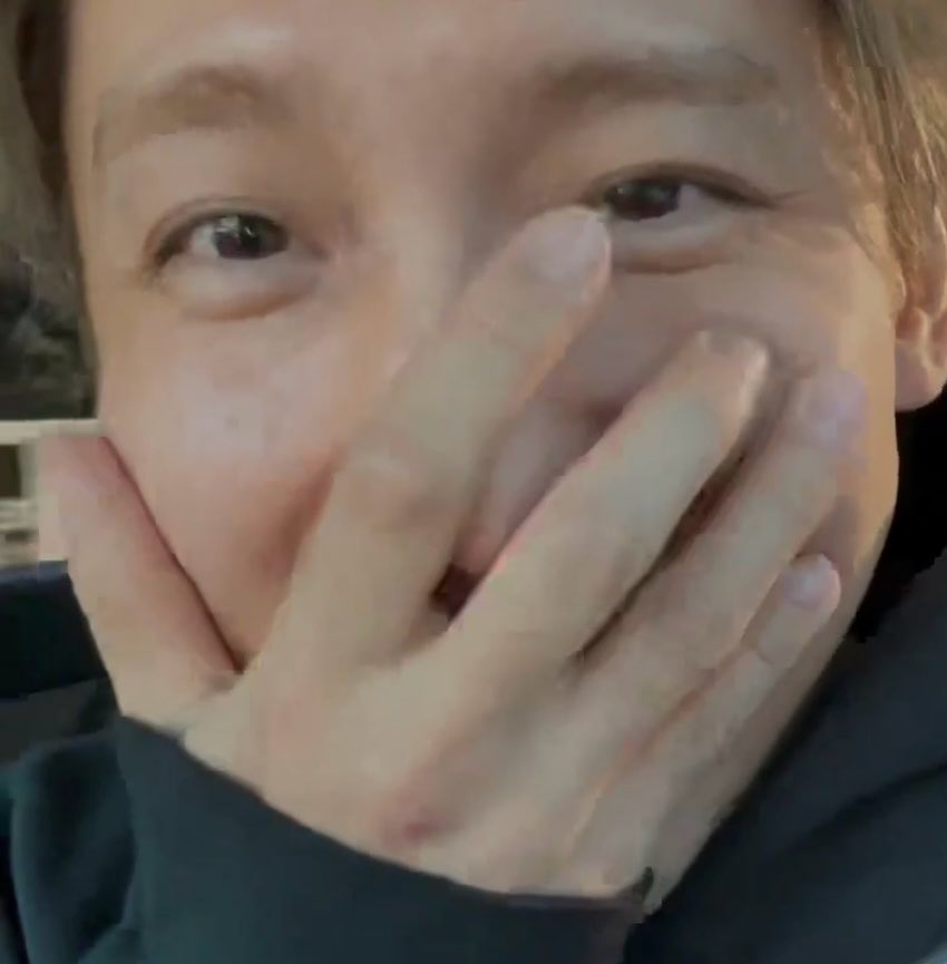 오늘은 이런 감동 문구 찍어올리고 어제는 라이브에서 휀걸들 못간다고 엉엉 우니깐 입꼬리 싹 올라가서 사악하게 웃던게 잊혀지지 않아....