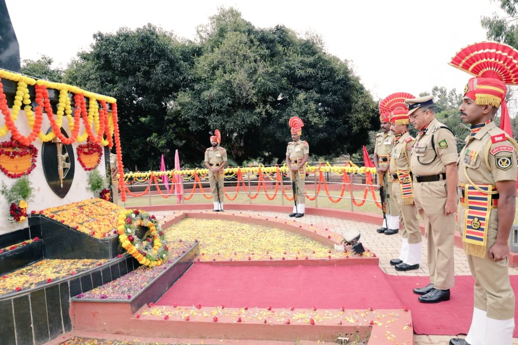 stcbsfbangalore's tweet image. Salute to the Bravehearts of the Nation! Sh.Shiv Adhar Shrivastava, IG (Designate),BSF FTR HQ (Spl Ops) Odisha,along with all ranks,observed #PoliceCommemorationDay at @stcbsfbangalore and paid heartfelt tribute to the soldiers who made the supreme sacrifice in the line of duty.