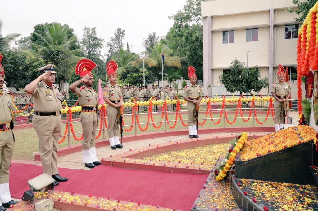 stcbsfbangalore's tweet image. Salute to the Bravehearts of the Nation! Sh.Shiv Adhar Shrivastava, IG (Designate),BSF FTR HQ (Spl Ops) Odisha,along with all ranks,observed #PoliceCommemorationDay at @stcbsfbangalore and paid heartfelt tribute to the soldiers who made the supreme sacrifice in the line of duty.