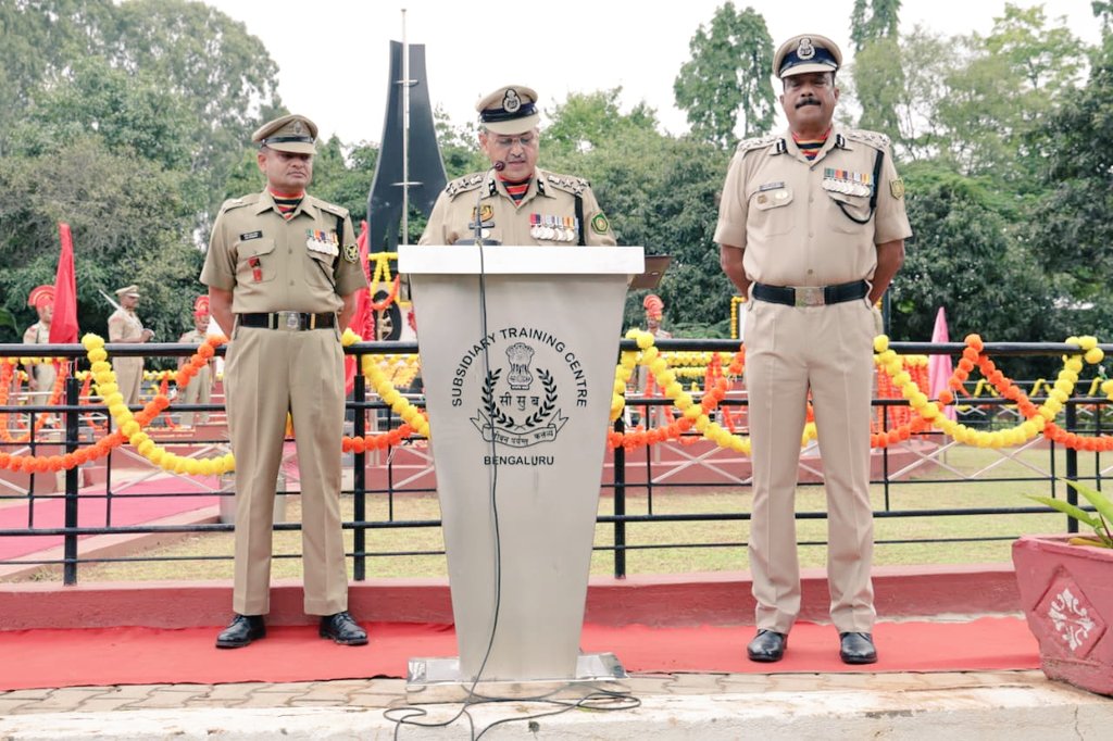 stcbsfbangalore's tweet image. Salute to the Bravehearts of the Nation! Sh.Shiv Adhar Shrivastava, IG (Designate),BSF FTR HQ (Spl Ops) Odisha,along with all ranks,observed #PoliceCommemorationDay at @stcbsfbangalore and paid heartfelt tribute to the soldiers who made the supreme sacrifice in the line of duty.