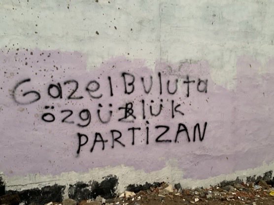partizanresmi4's tweet image. Kandıra 1 No’lu F tipi Hapishane’sinde tutuklu olan Tutsak Partizan Gazel Bulut&apos;un tahliyesi &quot;iyi halli&quot; olmadığı gerekçesiyle engelleniyor.

Partizan okurları İstanbul&apos;da &quot;Hapishanelerde hak gasplarına son! Gazel Bulut&apos;a Özgürlük&quot; şiarlı pankart ve yazılama yaptı.