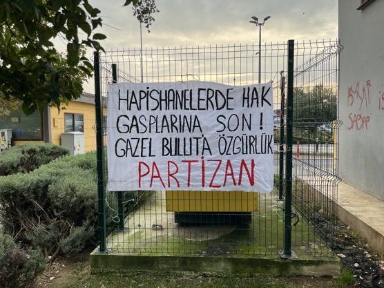 partizanresmi4's tweet image. Kandıra 1 No’lu F tipi Hapishane’sinde tutuklu olan Tutsak Partizan Gazel Bulut&apos;un tahliyesi &quot;iyi halli&quot; olmadığı gerekçesiyle engelleniyor.

Partizan okurları İstanbul&apos;da &quot;Hapishanelerde hak gasplarına son! Gazel Bulut&apos;a Özgürlük&quot; şiarlı pankart ve yazılama yaptı.