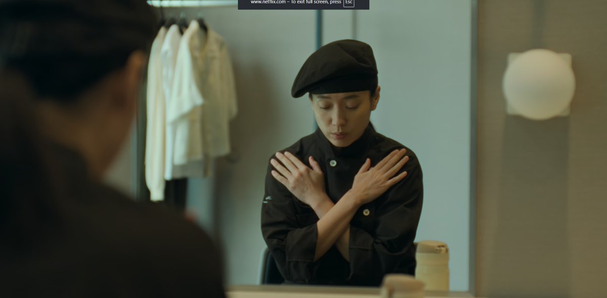 Han Hyo Joo as Hana Lee is just ❤️. In the hands of less talented actress, the awkward Hana can easily comes across as animated and off putting but Hyo Joo is so amazing that she made such a dorky character to be so endearing. Love her since Dong Yi and even more now.