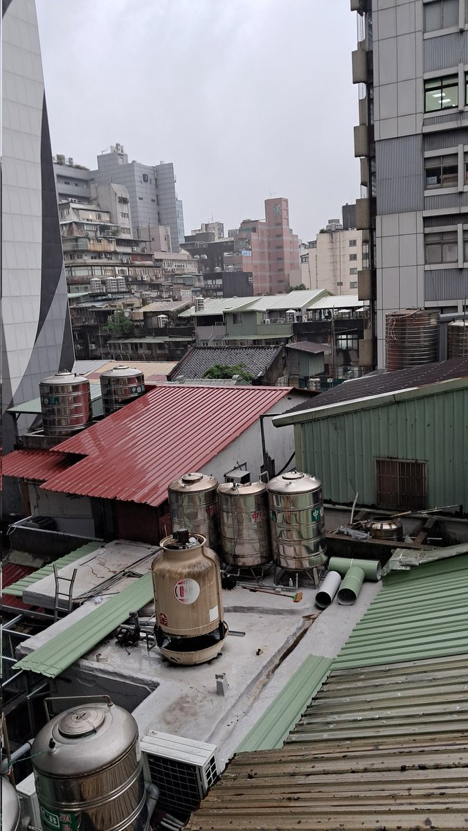 폭우 덕에 여행 일정의 반을 날리고 나니, 시심이 폭발해 하이쿠를 한 수 끄적여보았다. 

제목: 우기의 타이베이

그대, 비 내리는 타이베이를 좋아하나요? 아뇨
눅눅한 음식 진한 커피 질척이는 운동화
대만인들아, 물웅덩이 위를 걷는 법을 가르쳐달라