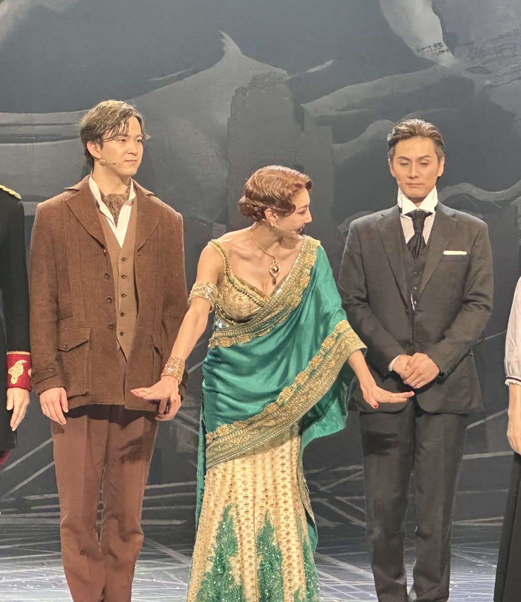 Springhorse_45's tweet image. 本日のマタハリ　マチネ

今日のスペシャルカーテンコールの皆さんが色々可愛いくて癒されました🥰

「またマタ・ハリ」の柚希さんのご挨拶にハッとする翔真くん笑