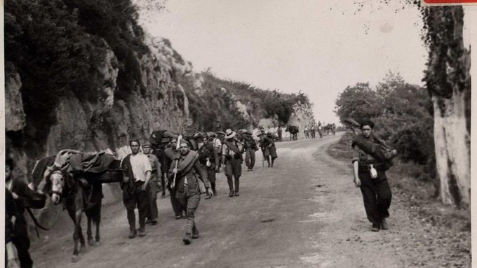 outsidersesp's tweet image. El 21 de octubre de 1937 las tropas franquistas, con el cuerpo de requetés navarros al frente, entraba en Xixón y con ella acabaría cayendo todo Asturias tras catorce meses de combates y bombardeos sobre la población civil.
Con la ocupación militar empezaría una brutal y…