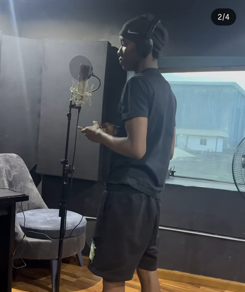 GuyMr0's tweet image. “football money is bigger than music money”
“music money is bigger than football money”

– wizkid two sons :