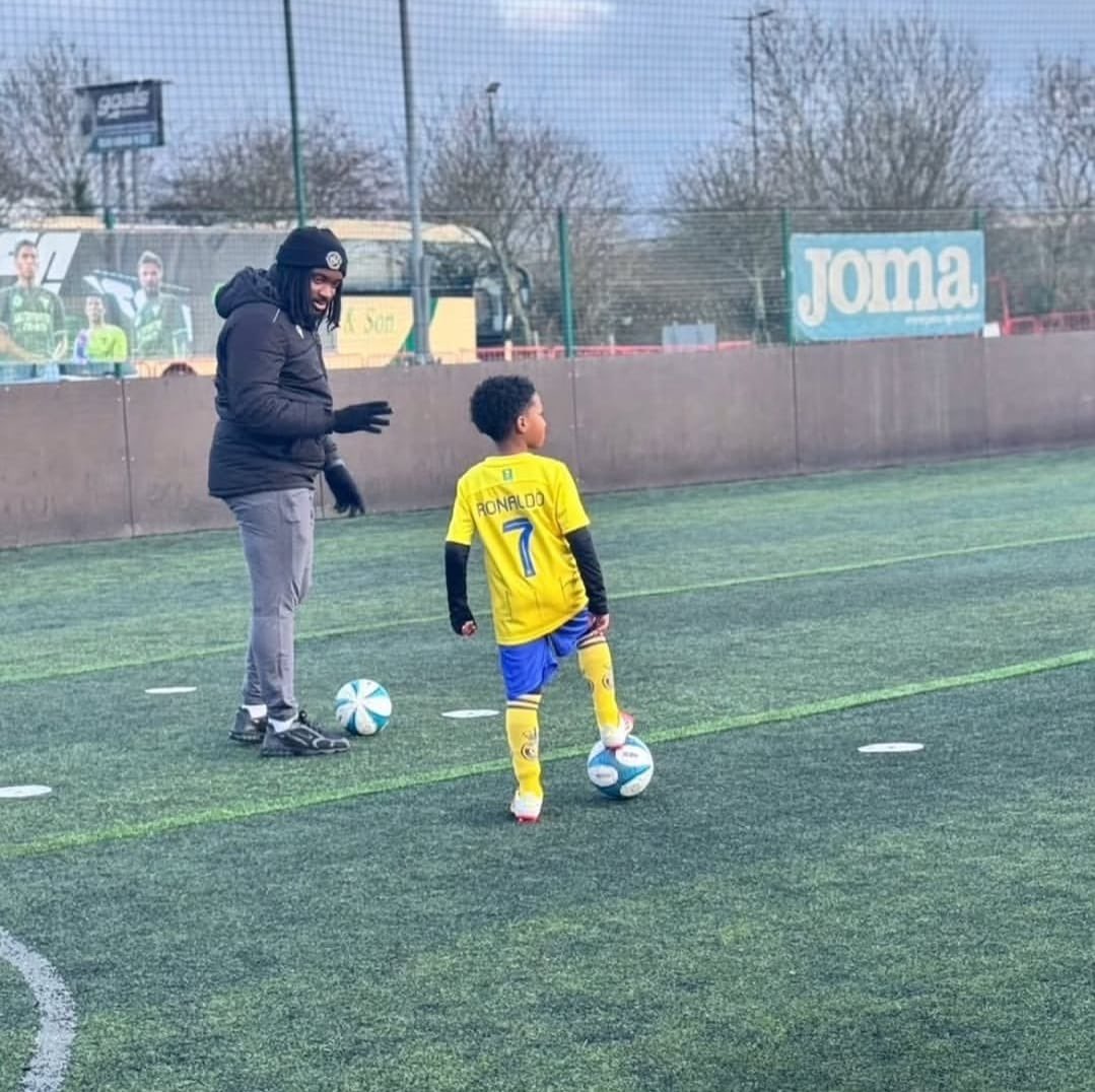 GuyMr0's tweet image. “football money is bigger than music money”
“music money is bigger than football money”

– wizkid two sons :