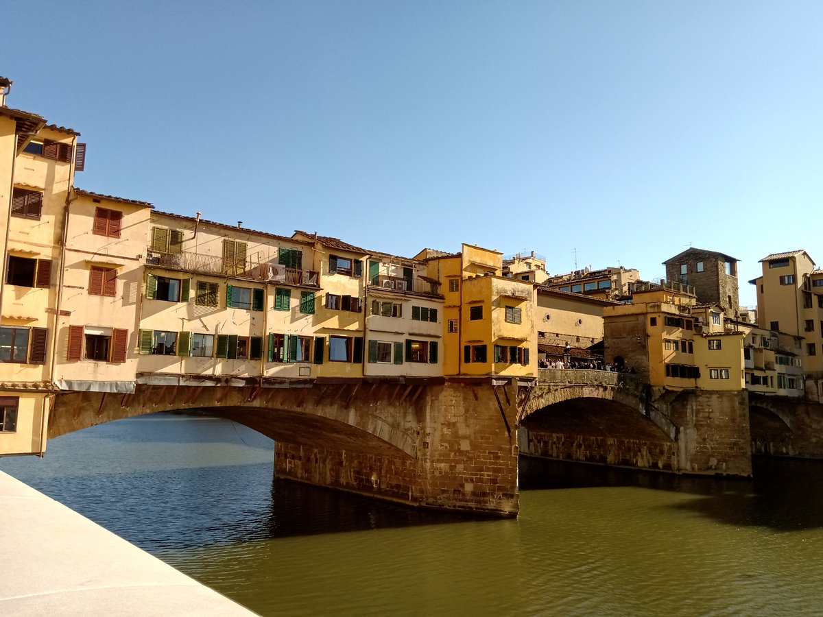 WikandaT's tweet image. เคยขายเนื้อแต่ตอนนี้เปลี่ยนมาขายเพชรพลอยเครื่องประดับ

ใช้ประโยชน์สะพานให้เป็นแหล่งค้าขายด้วย ตั้งแต่สมัยโบราณนานมาแล้ว🇮🇹

#PonteVecchio #florence