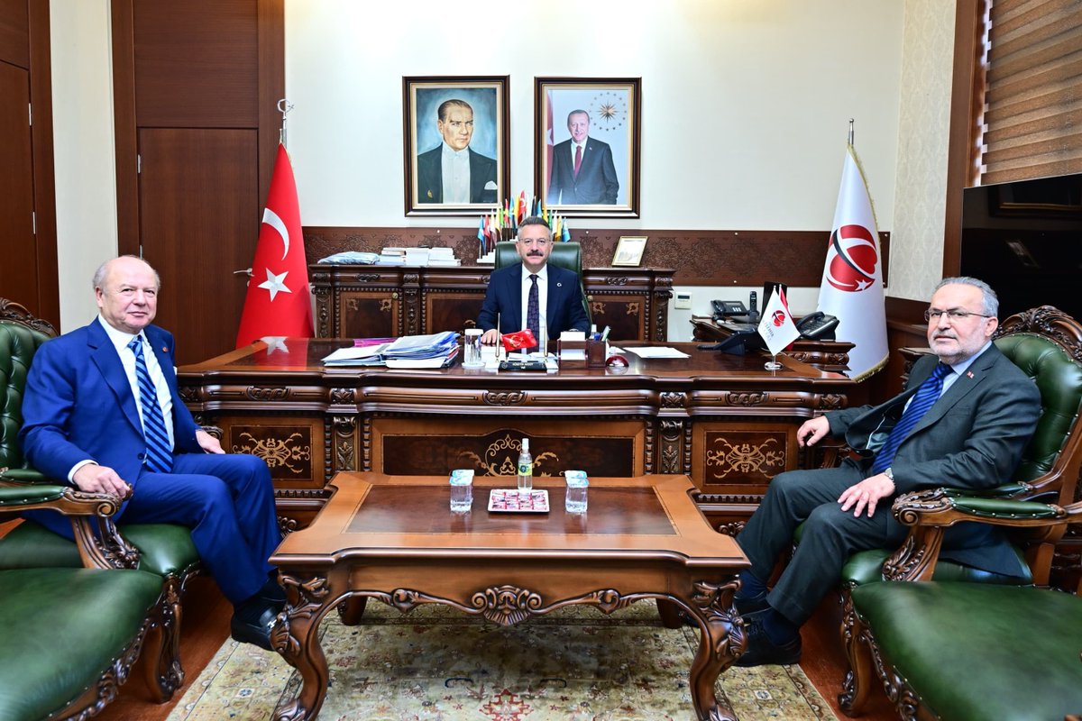 15 Temmuz Derneği Genel Başkanı İsmail Hakkı Turunç ve Yönetim Kurulu Üyesi Cavit Özyardımcı Valimiz Sayın Hüseyin Aksoy’u ziyaret etti.
<a href="/ValiAKSOY/">Hüseyin AKSOY</a> 
#Eskişehir