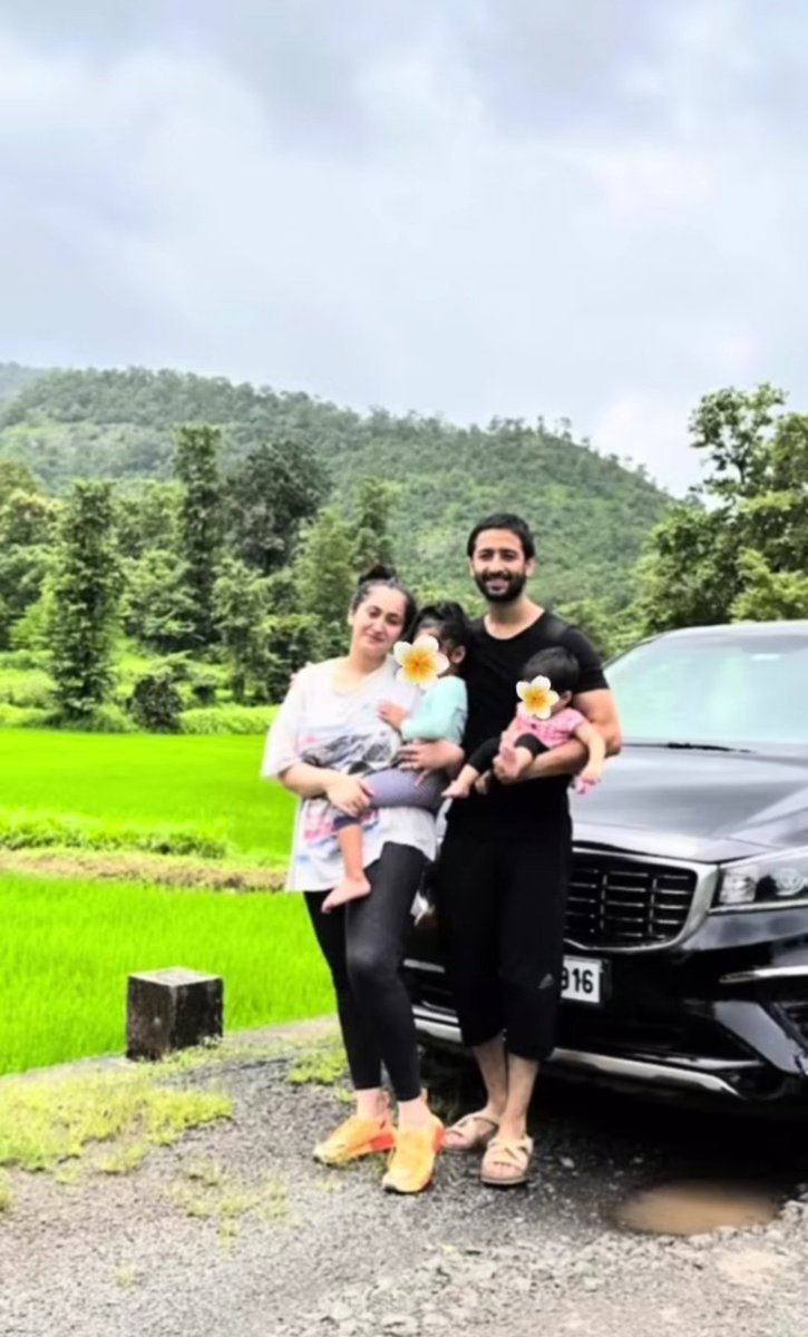 atashi_sns's tweet photo. Long awaited &amp; most wanted pics is here🥰 😍 🤗
Mr. &amp; Mrs. Sheikh with their babies 👭 👨‍👩‍👧‍👧
They 4 r in one frame🥹🥹finally🫰🫰✨️✨️🧿🧿
#RucHeer #ShaheerSheikh #RuchikaaKapoorSheikh #Anaya #Kudrat #TheSheikhgirls 
@Shaheer_S @RuchikaaKapoor https://t.co/5iDckg3aix
