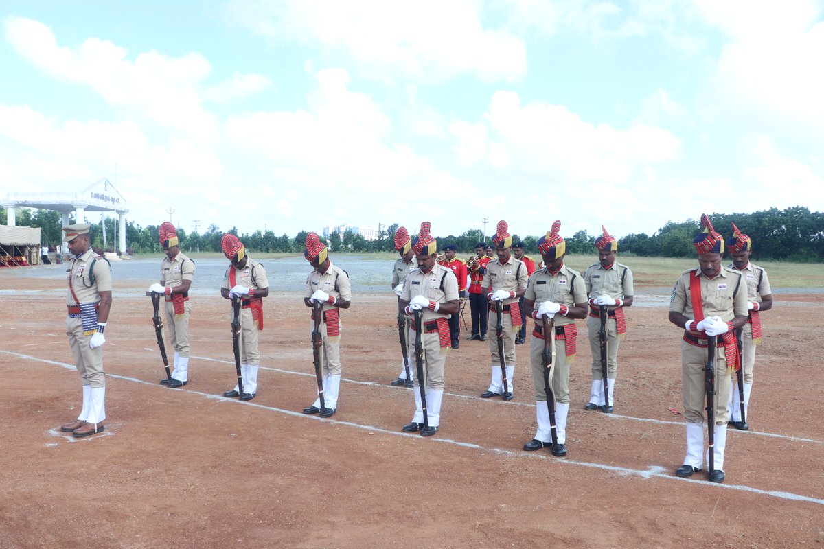 🔸సిద్ధిపేట పోలీస్ కమిషనర్ S.M విజయ్ కుమార్ IPS గారి ఆధ్వర్యంలో పోలీస్ అమరవీరుల సంస్మరణ దినోత్సవ వేడుకలు పోలీస్ కమిషనరేట్ పరేడ్ గ్రౌండ్ లో  నిర్వహించడం జరిగినది. <a href="/TelanganaCOPs/">Telangana Police</a> <a href="/TelanganaDGP/">DGP TELANGANA POLICE</a>  #siddipetpolice