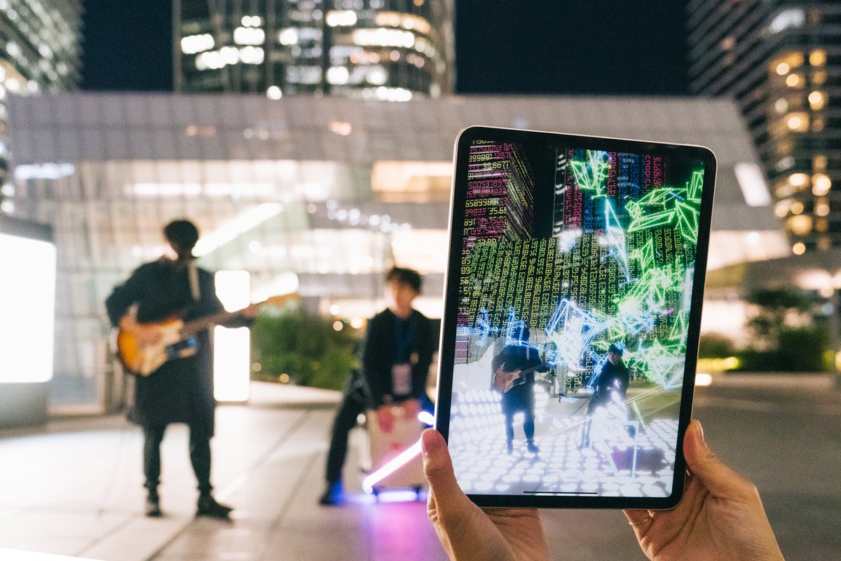 「TOKYO NODE “XR PARADE” created with TNXR」開催中！🌐

ᯅXR PARADE展示作品：
『Echo Avenue』
Echo Avenue

ARによって路上ライブを拡張するプロジェクト。 多様な人々が集う虎ノ門の街を舞台に、ビジネスマン、遊びに来た人、ミュージシャンたちのセッションが生まれる。