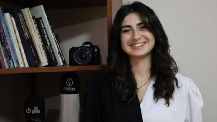 📌Gazeteci Öznur Değer'e ceza

Mardin 'inKızıltepe ilçesinde ailesinin evine 7 Şubat'ta yapılan baskınla darp edilerek gözaltına alınan ve aynı gün "Zincirleme örgüt propagandası yapmak" iddiasıyla yargılanan JINNEWS Haber Müdürü Öznur Değer hakkında açılan davanın karar