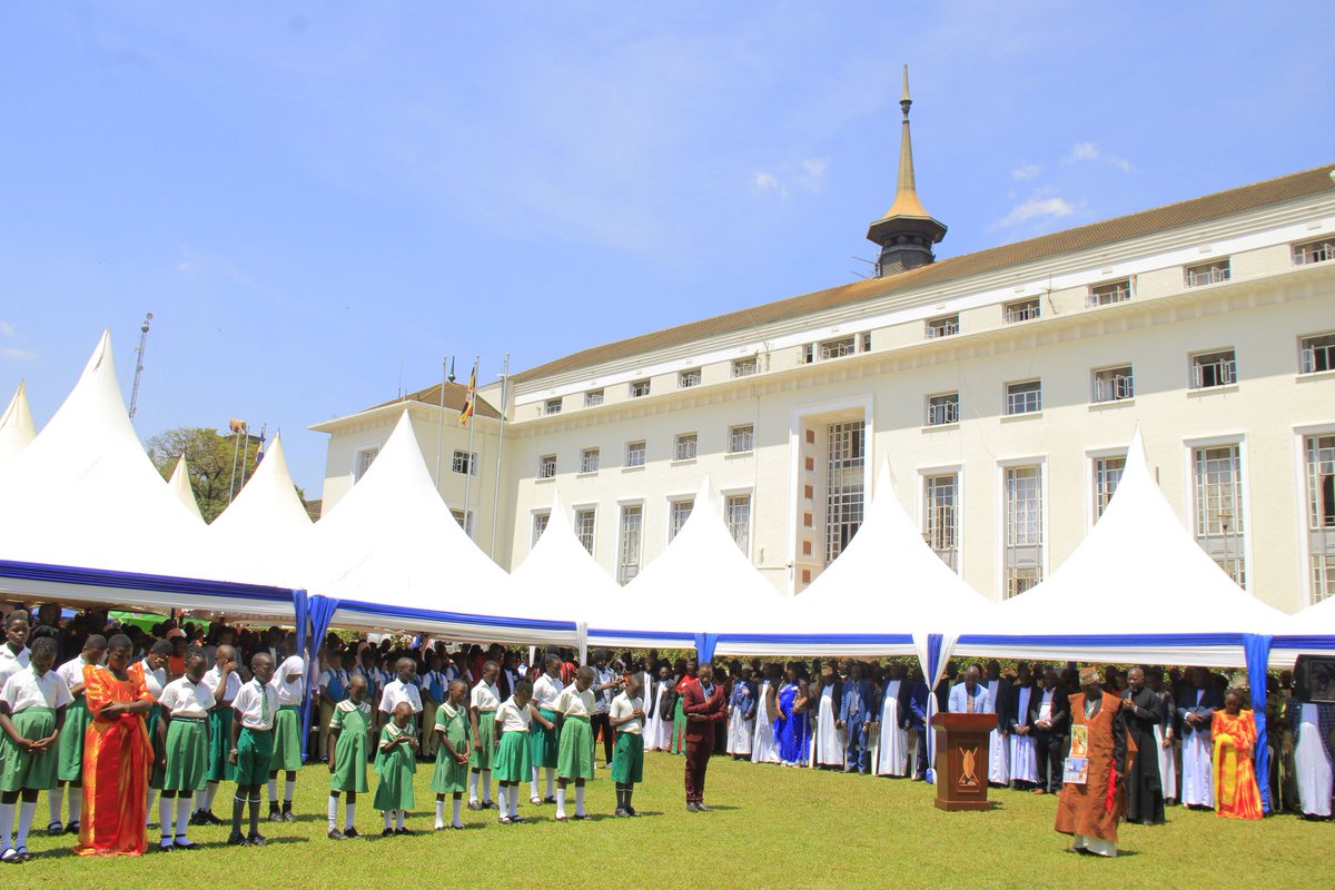 BugandaKingdom_'s tweet image. #LuwaloLwaffe2025: Abantu ba Kabaka okuva mu masaza; Busujju, Kyaggwe, Bugerere ne Kyaddondo- eggombolola Mumyuka Kamengo, Mut. VII Kawolo, Mumyuka Maanyi, Ssaabaddu Malangala, Ssaabawaali Butayunja, Ssaabagabo Kakindu ne Ssaabagabo Lufuka bakiise embuga.
Minisita @KazibweIsrael…