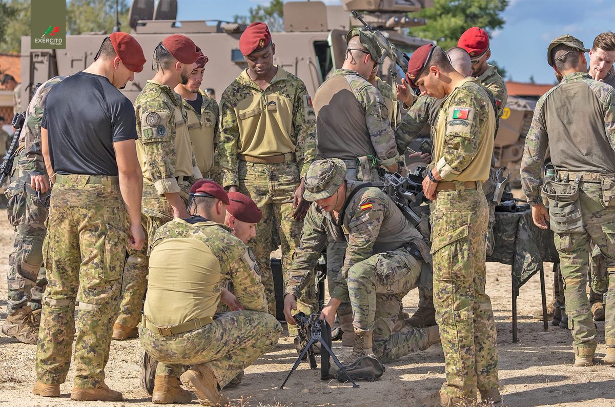 O 𝗕𝗮𝘁𝗮𝗹𝗵ã𝗼 𝗱𝗲 𝗖𝗼𝗺𝗮𝗻𝗱𝗼𝘀 realizou o Exercício ESTIO 252 , que contou com a participação de militares da Brigada “Rey Alfonso XIII” II de la Legión, do 𝗘𝘅é𝗿𝗰𝗶𝘁𝗼 𝐝𝐨 Reino de Espanha, e do 126e Régiment d’Infanterie, do Exército Francês

#ExércitoPortuguês