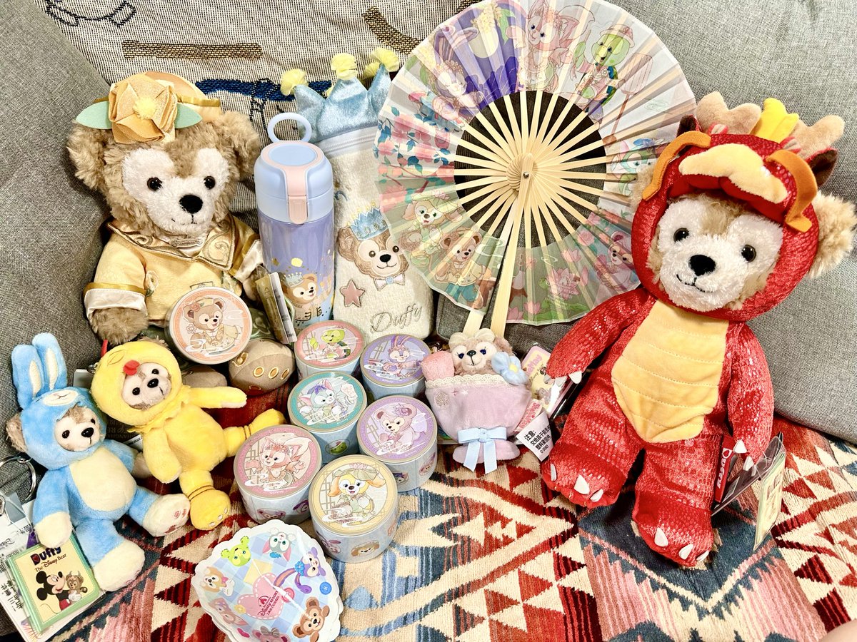 トランジット利用して上海一晩泊まったから園内は行けなかったけど
お土産屋さん行ってかわいいの買えて嬉しい✨️
家族の干支のダッフィー♡♡♡