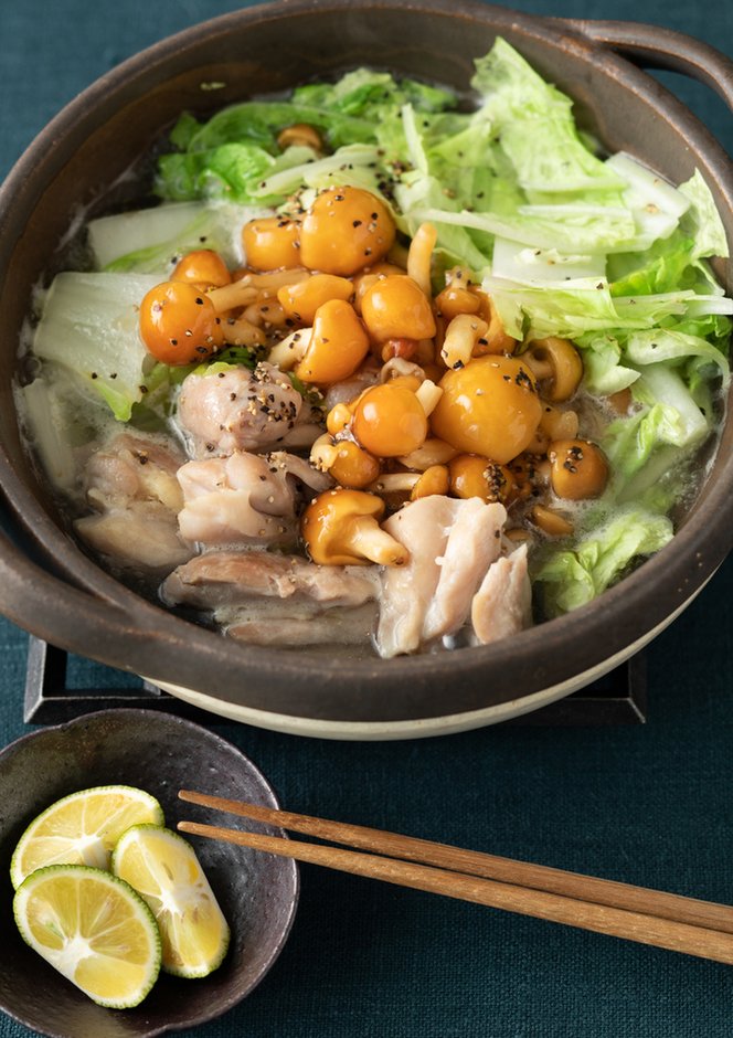 oishi_kenko's tweet image. 価格も安定していて、食物繊維もとれる #なめこ！
寒くなってくるこれからの季節、鍋との相性も◎

料理研究家・小田真規子さんに教えていただいた『鶏肉と白菜の塩なめこ鍋』をぜひ。なめこのとろみで味がまとまり塩分控えめでもおいしい。 
oishi-kenko.com/recipes/19253