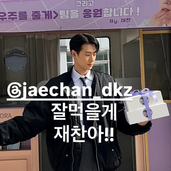 그니까 선물상자 유무와 들고찍은거 보면 
사진 순서가 이렇게 된다는건데
누군가 액자를 옮겼는데 왜그랬지...? 합성이겠지?