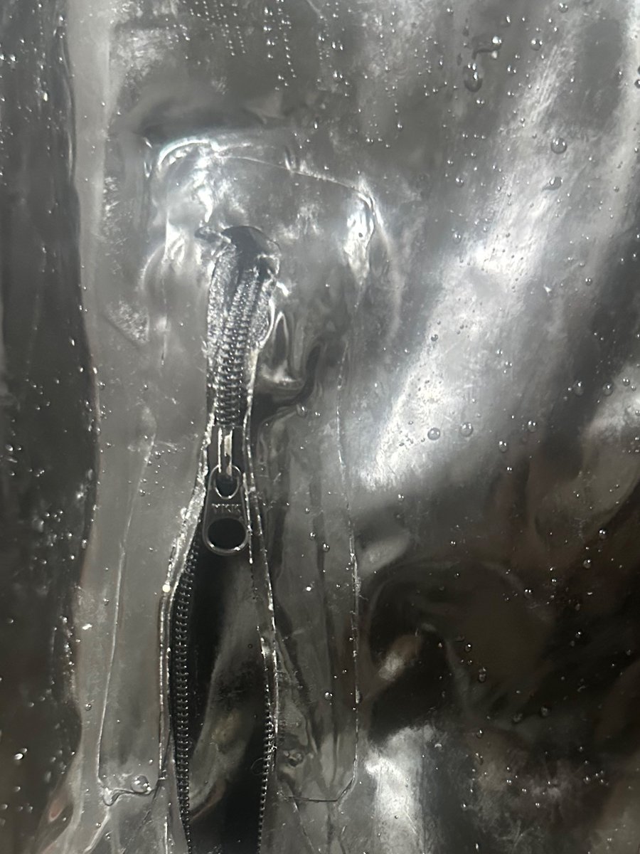 라텍스 수리 요청건

의류의 지퍼가 옷에서 떨어져 맡겨주셨습니다.
빠진걸 다시 끼우는 게 다소 손이 많이 가는 작업이더라구요.
기존 지퍼를 제거 후 새로운 지퍼를 부착하는 작업 또한 생각해봤던 작업이였습니다.