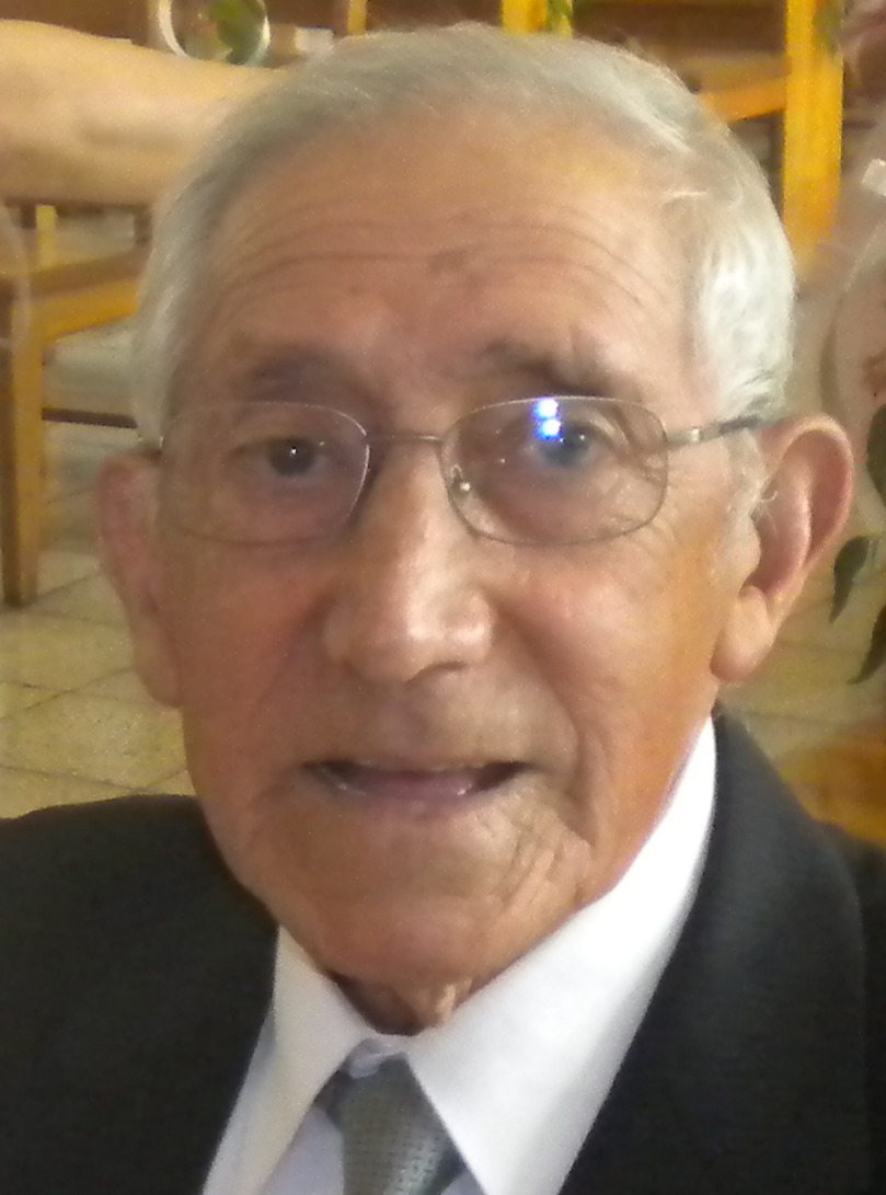 José Cipriano Carrasco Campos

26/Sep/1930-06/Oct/2025

¿Quién más que tú,
con una pala y un sombrero
abre la tierra, sin arado y sin tractor?
¿Quién más que tú, trabaja en año nuevo?
¿Quién más que tú merece el cielo
para sembrarlo entero?

Con una Pala y un Sombrero
Gervasio.