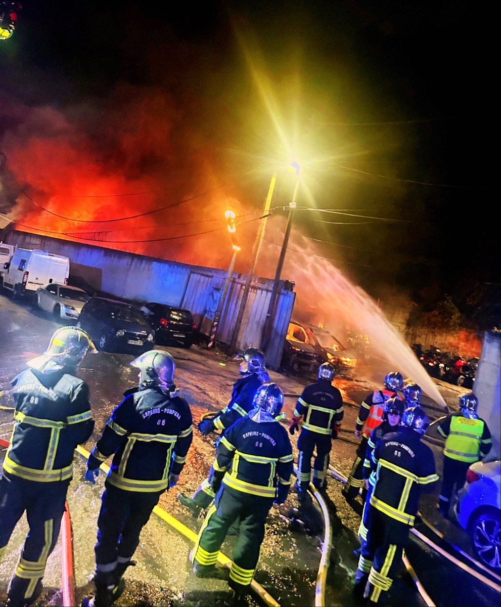 pompier_nice's tweet image. Engagés 🔥
Lors d’opérations d’envergures les différents centres d’incendie et de secours de la Compagnie de Nice collaborent. 🤝
Unis pour ne pas subir.
🆔 Compagnie de Nice
✅ Cdt de Compagnie
#pompier_nice